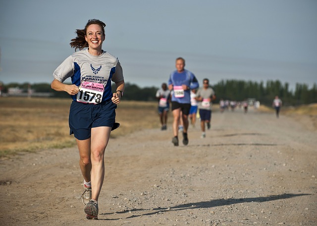 SMILING CAN IMPROVE RUNNING: HOW TO MAKE IT GENUINE, SUCH AS THINKING HAPPY THOUGHTS OR LISTENING TO SOMETHING UPBEAT