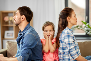 A child in between of her parents
