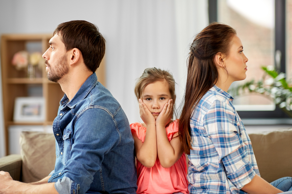 A child in between of her parents